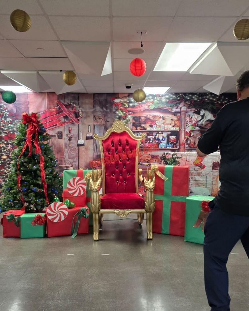 Santa photos in Oklahoma City: a gold Santa chair with gifts and a lit tree.